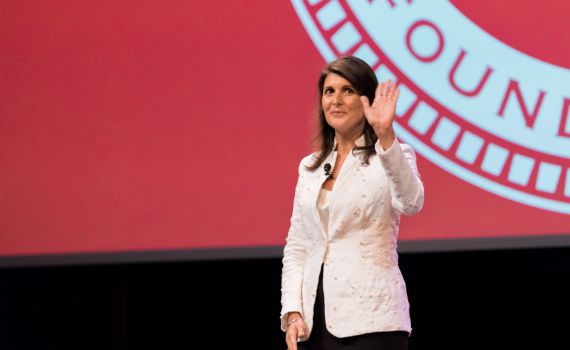 למה ניקי היילי לא מתפטרת עכשיו? / פרשנות