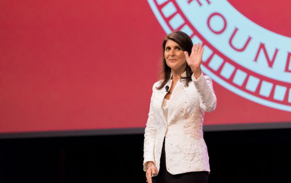 למה ניקי היילי לא מתפטרת עכשיו? / פרשנות