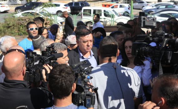 גבאי: נתניהו העביר מיליונים לחמאס וקיבלנו ירי טילים