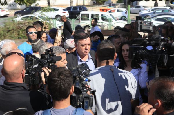 גבאי: נתניהו העביר מיליונים לחמאס וקיבלנו ירי טילים