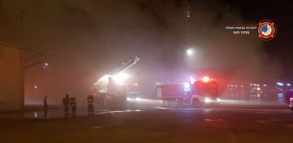 שריפת ענק באנייה העוגנת במפרץ חיפה