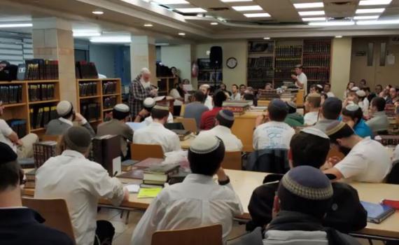 צפו: השיעור הראשון אי פעם של הרב משה הררי