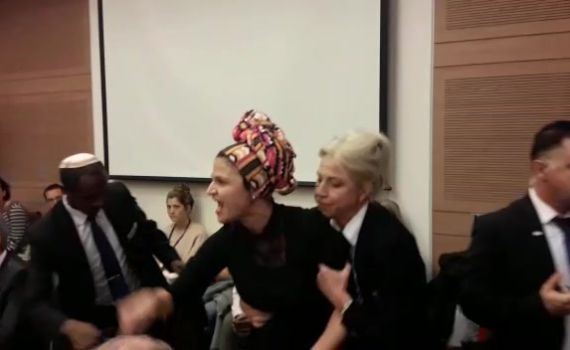 אמה של אדל ביטון התפרצה לעבר זנדברג וסולקה מהדיון