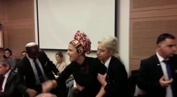 אמה של אדל ביטון התפרצה לעבר זנדברג וסולקה מהדיון