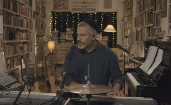 צפו: אביתר בנאי בביצוע מיוחד ללהיט המוכר