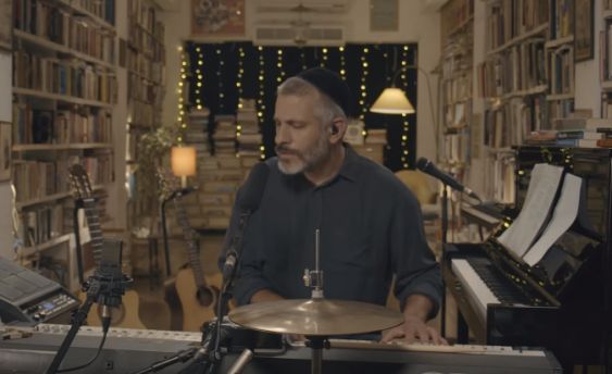 צפו: אביתר בנאי בביצוע מיוחד ללהיט המוכר