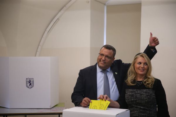 רגע ההכרעה: המועמדים בירושלים הגיעו להצביע