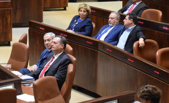 ליד עודה ומאחורי נתניהו: המקום החדש של ליברמן באופוזיציה