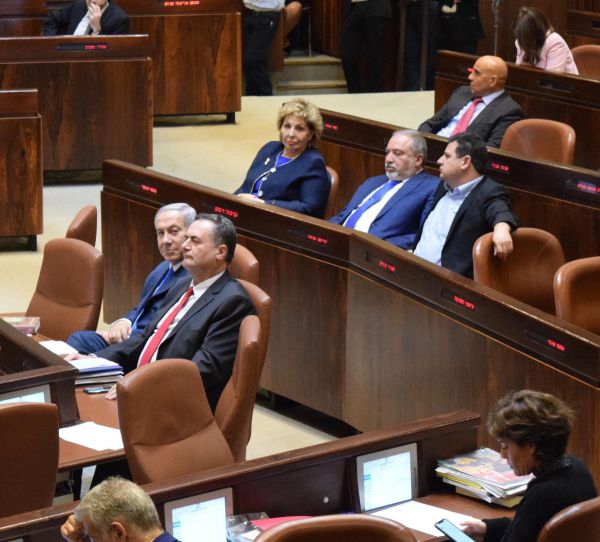 ליד עודה ומאחורי נתניהו: המקום החדש של ליברמן באופוזיציה