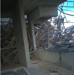 חשש ללכודים: פיגומים קרסו באתר בנייה בפתח תקווה