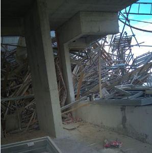 חשש ללכודים: פיגומים קרסו באתר בנייה בפתח תקווה