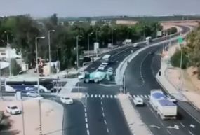 נהג מערבל מיהר להספיק את הרמזור והתהפך. צפו