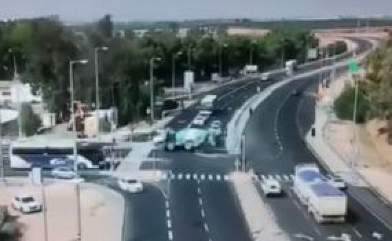 נהג מערבל מיהר להספיק את הרמזור והתהפך. צפו