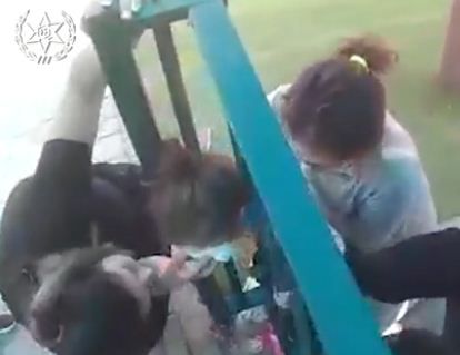 שוטרים חילצו ילדה שראשה נתקע בין סורגים. צפו