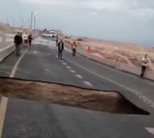 תיעוד: רגע קריסת כביש 90. צפו