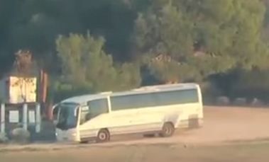 תיעוד: רגע פגיעת הטיל באוטובוס בעוטף עזה. צפו