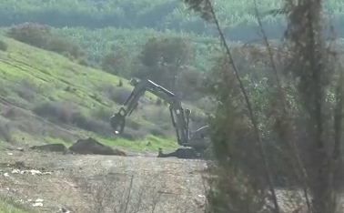 צפו: רובוט משטרתי משמיד נפל של רקטה