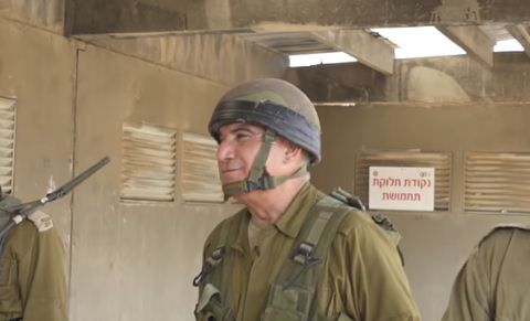 בגיל 64: רס"ר גדוד צנחנים וישן רק שעתיים בלילה. צפו