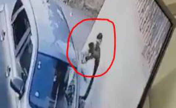 מתנפל עם סכין יפני ודוקר: תיעוד הפיגוע בהר גילה. צפו