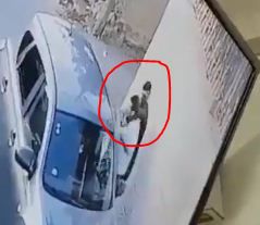 מתנפל עם סכין יפני ודוקר: תיעוד הפיגוע בהר גילה. צפו