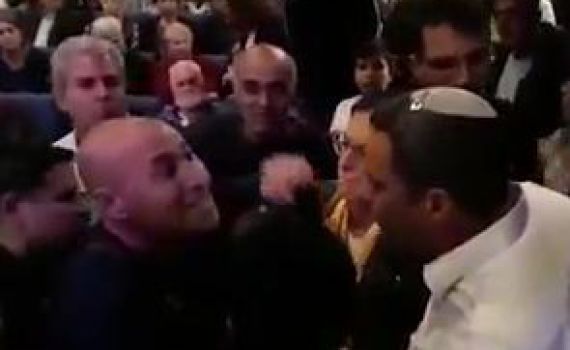 צפו: ראש העיר שדרות מותקף בישיבה החגיגית