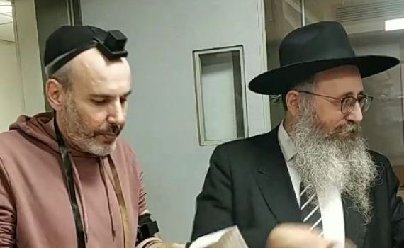 השדר רצה להניח תפילין, החבד"ניק הגיע לאולפן. צפו