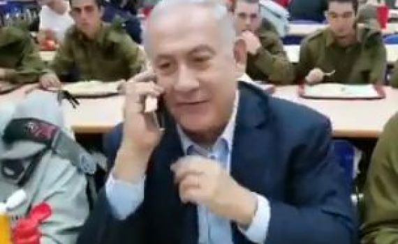 צפו: נתניהו ב'שיחה בהפתעה' לאמא של חייל