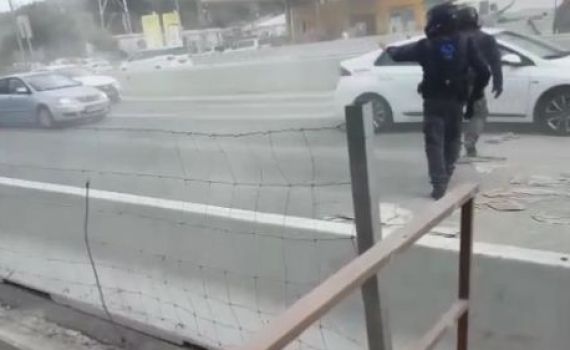 מחאת המלט: המוחים פיזרו שקי מלט על הכביש. צפו