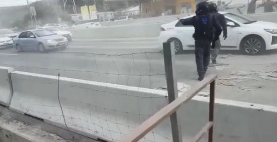 מחאת המלט: המוחים פיזרו שקי מלט על הכביש. צפו