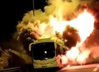 צפו: אוטובוס עולה באש בכביש 1