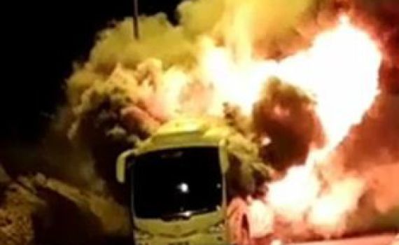 צפו: אוטובוס עולה באש בכביש 1