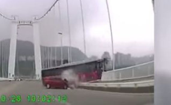 תיעוד קשה: נוסעת הכתה נהג- 13 בני אדם נהרגו. צפו