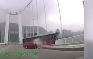 תיעוד קשה: נוסעת הכתה נהג- 13 בני אדם נהרגו. צפו