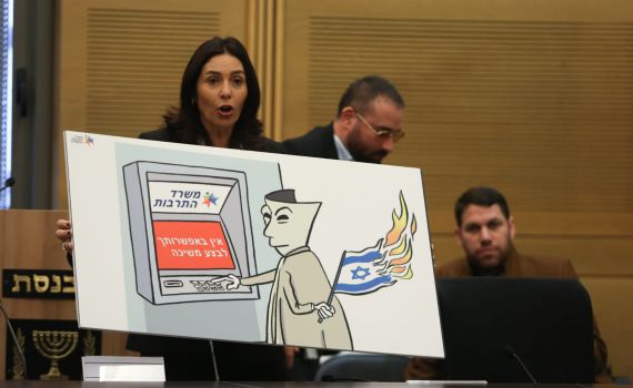 בעקבות ההצהרה של רגב, כתבי הכנסת פתחו במחאה