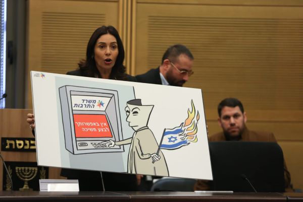 בעקבות ההצהרה של רגב, כתבי הכנסת פתחו במחאה