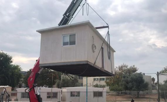 צפו: מנוף הוריד קרוואן, קרס והתרסק לקרקע