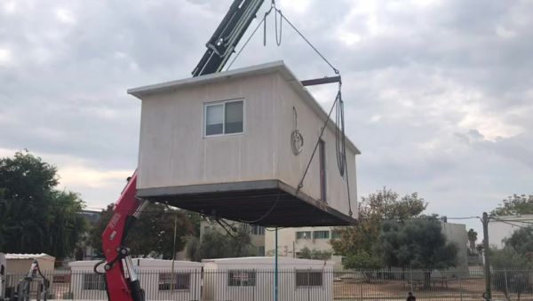 צפו: מנוף הוריד קרוואן, קרס והתרסק לקרקע