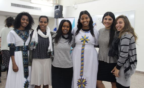 להנחיל לדור הבא: המורות לעתיד חוגגות את חג הסיגד