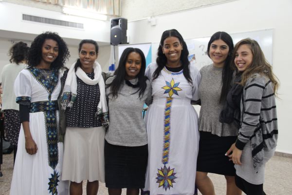 להנחיל לדור הבא: המורות לעתיד חוגגות את חג הסיגד