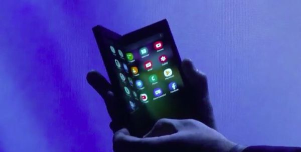 מהפכה: סמסונג הציגה סמארטפון מתקפל