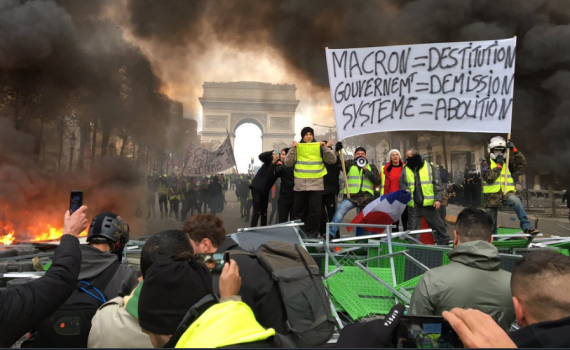 עשרות אלפי מפגינים בפריז: "מקרון הגנב, תתפטר"