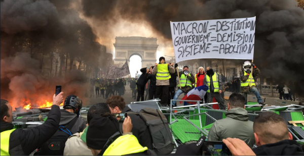 עשרות אלפי מפגינים בפריז: "מקרון הגנב, תתפטר"