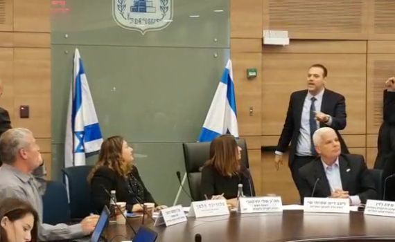 "איומים וקללות": ראש העיר טבריה הגיע לכנסת וסולק מהועדה
