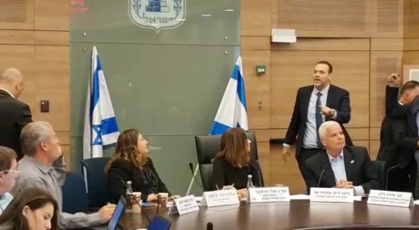 "איומים וקללות": ראש העיר טבריה הגיע לכנסת וסולק מהועדה