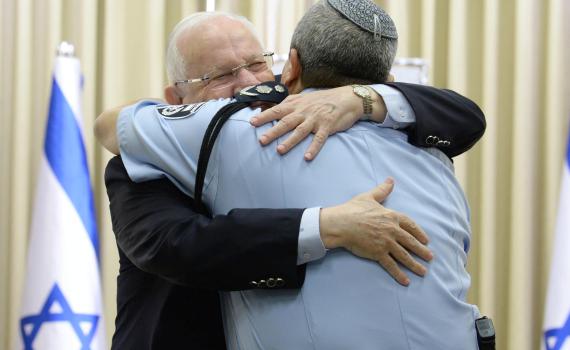 המפכ"ל היוצא: חיבוק הפרידה של אלשיך וריבלין