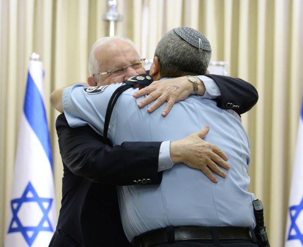 המפכ"ל היוצא: חיבוק הפרידה של אלשיך וריבלין