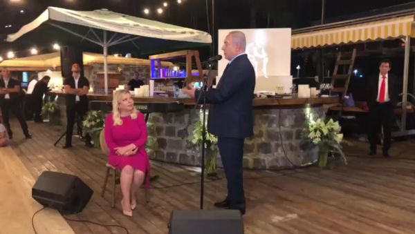 צפו: ראש הממשלה מקדיש ברכת יום הולדת לרעייתו