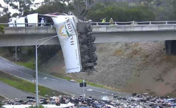 תאונה מחרידה באוסטרליה: משאית נותרה תלויה מגשר