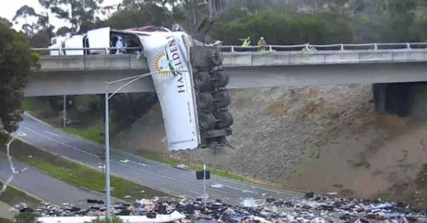 תאונה מחרידה באוסטרליה: משאית נותרה תלויה מגשר
