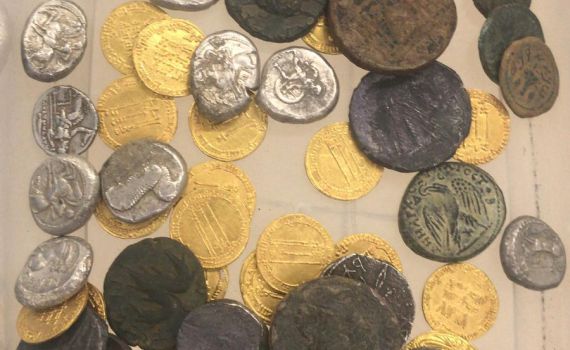 סוכלה הברחת 70 מטבעות עתיקים